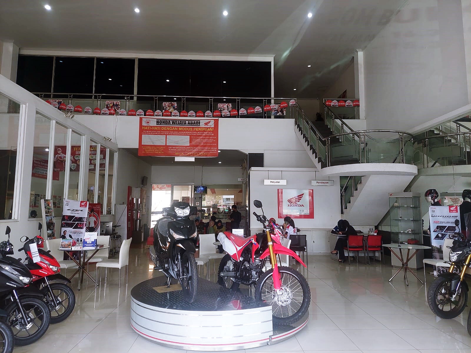 Area display motor Honda di showroom